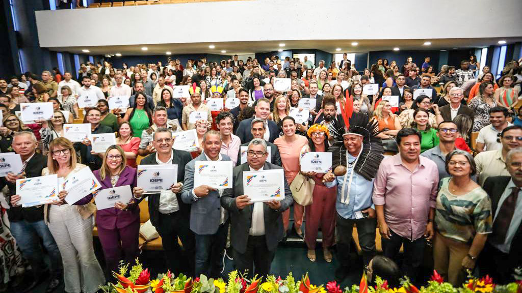 Gestores públicos e representantes das escolas públicas durante a solenidade de entrega do Prêmio IDEPE 2023