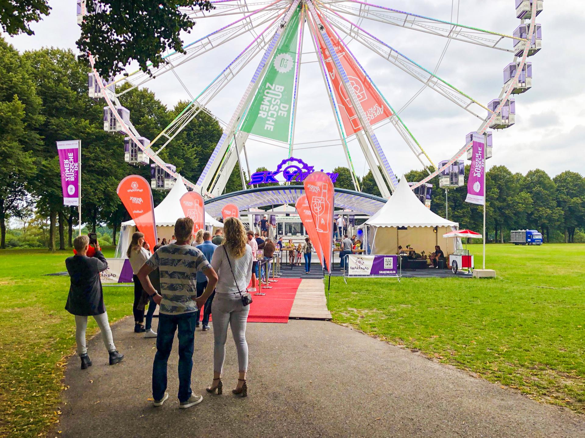 het management team van Close (van links naar rechts: Pieter Brascamp, Kiliaan Toorenaar, Wiebe Weikamp en Chris Gruijters) heten Kees Abrahams welkom 