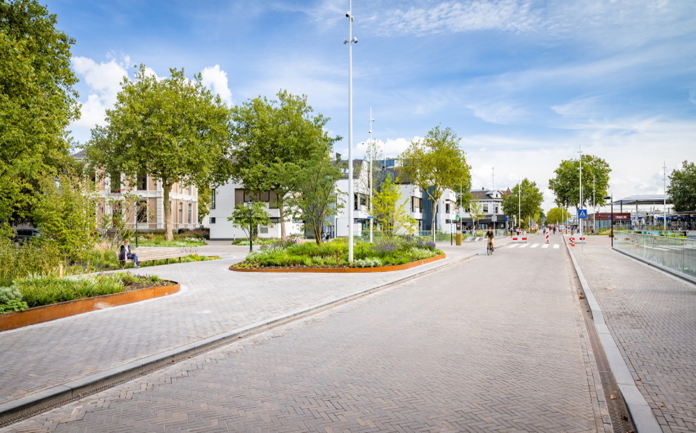 Foto van het vernieuwde groene Stationsplein