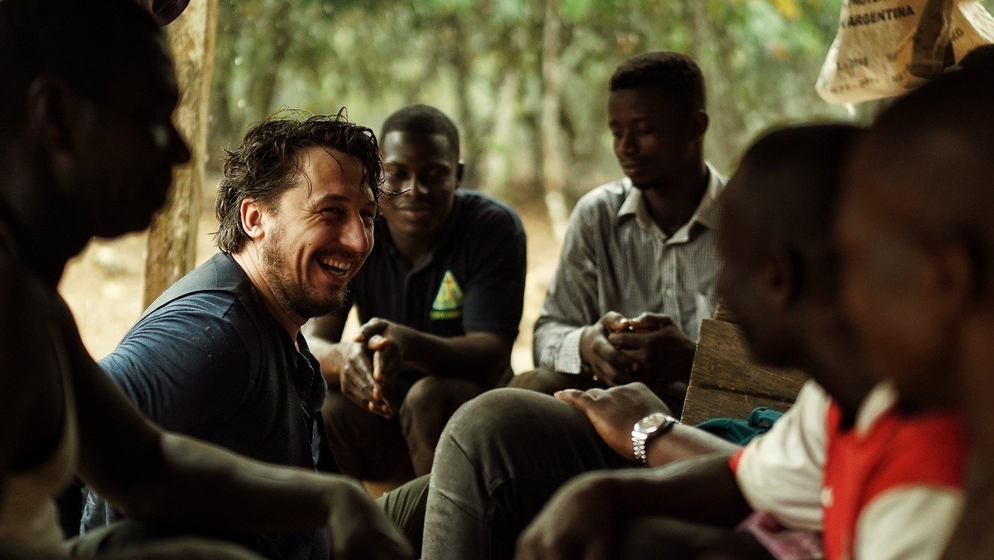 Foto: Lars Gierveld tussen de boeren in Banko, Ghana. Credits: Samie Reynaerts Foto: Lars Gierveld tussen de boeren in Banko, Ghana. Credits: Samie Reynaerts
