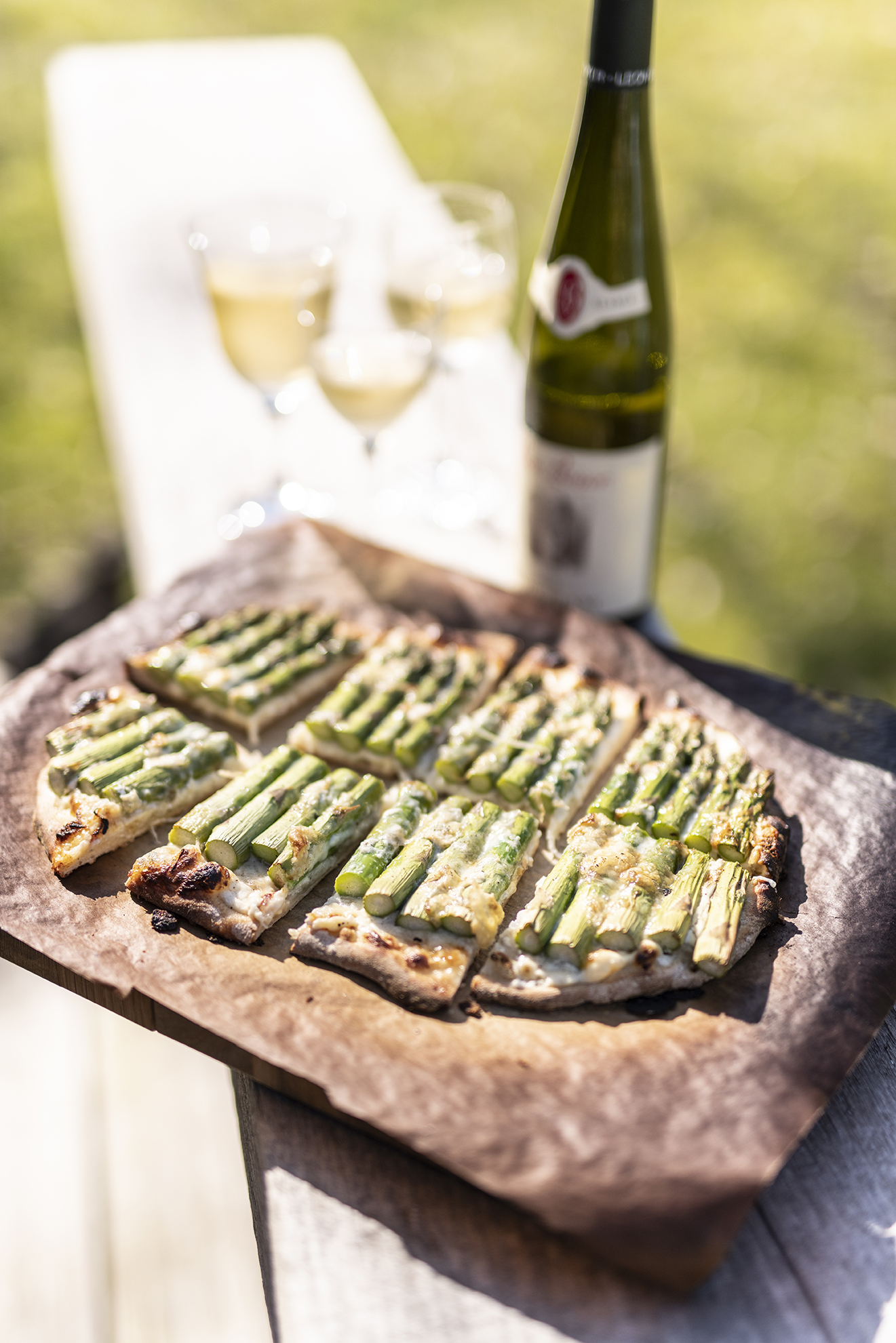 Opskrift Tarte Flambée med asparges og munsterost