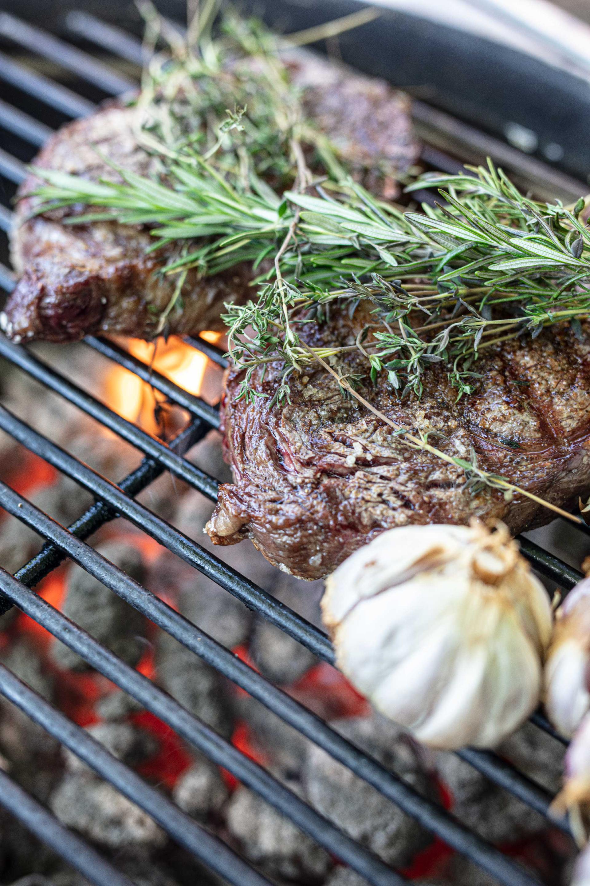 Opskrift grillet ribeye med bagte hvidløg og bagekartoffel med kryddersmør