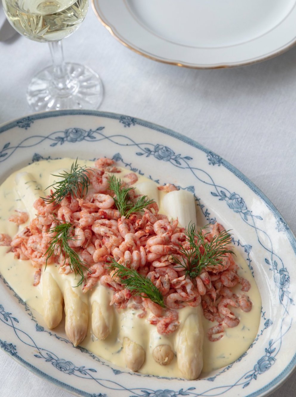Hvide asparges med fjordrejer og sauce mousseline