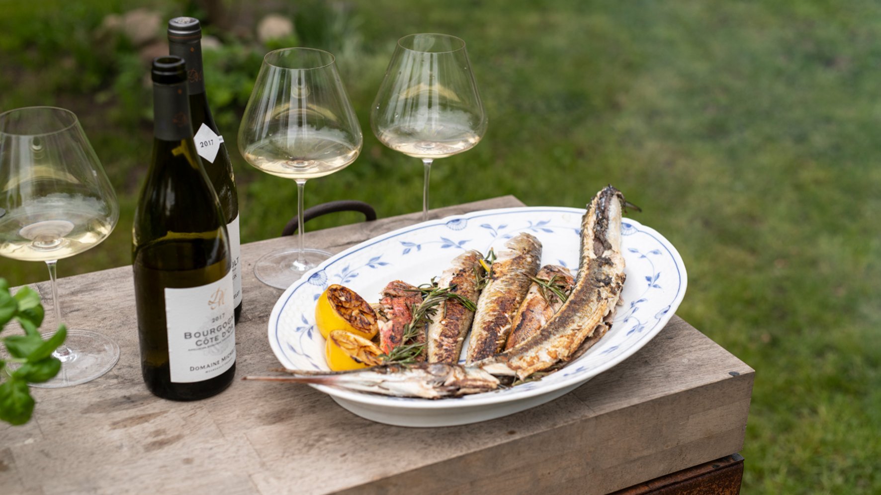 Opskrift grillet fisk med hjertesalat, sommerkål og salsa verde