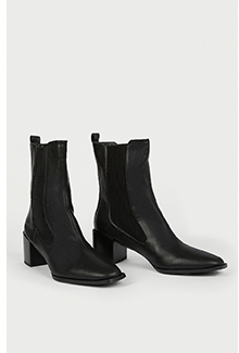 low heel curved gusset boot