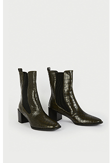 low heel curved gusset boot