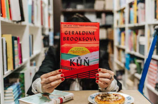 Román o vášni, nesvobodě a stopách minulosti