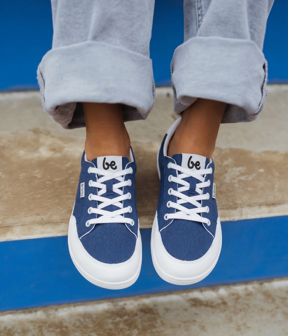 Modelka v teniskách Rebound - Dark Blue & White