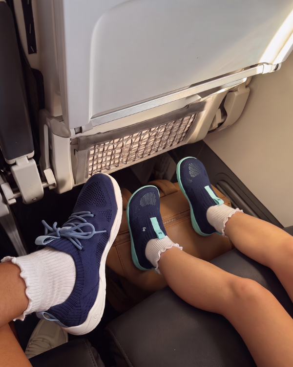 Mama má na sebe tenisky Be Lenka Velore vo farbe Dark Blue a dieťa má na sebe detské slip-on topánky Luppo Kids vo farbe Blue & Aqua