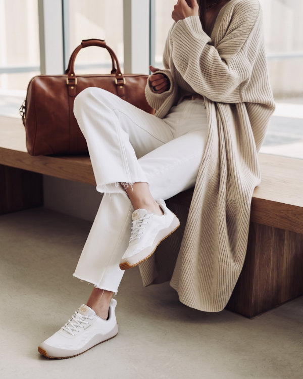 Modelka má na sebe tenisky Be Lenka Trailair vo farbe Off-White