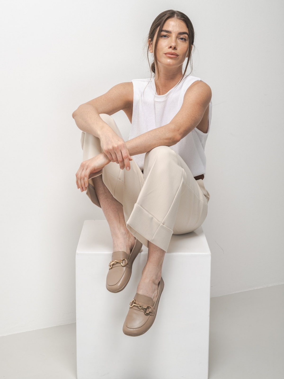Modelka v mokasínech Be Lenka Viva v barvě Latte Brown.
