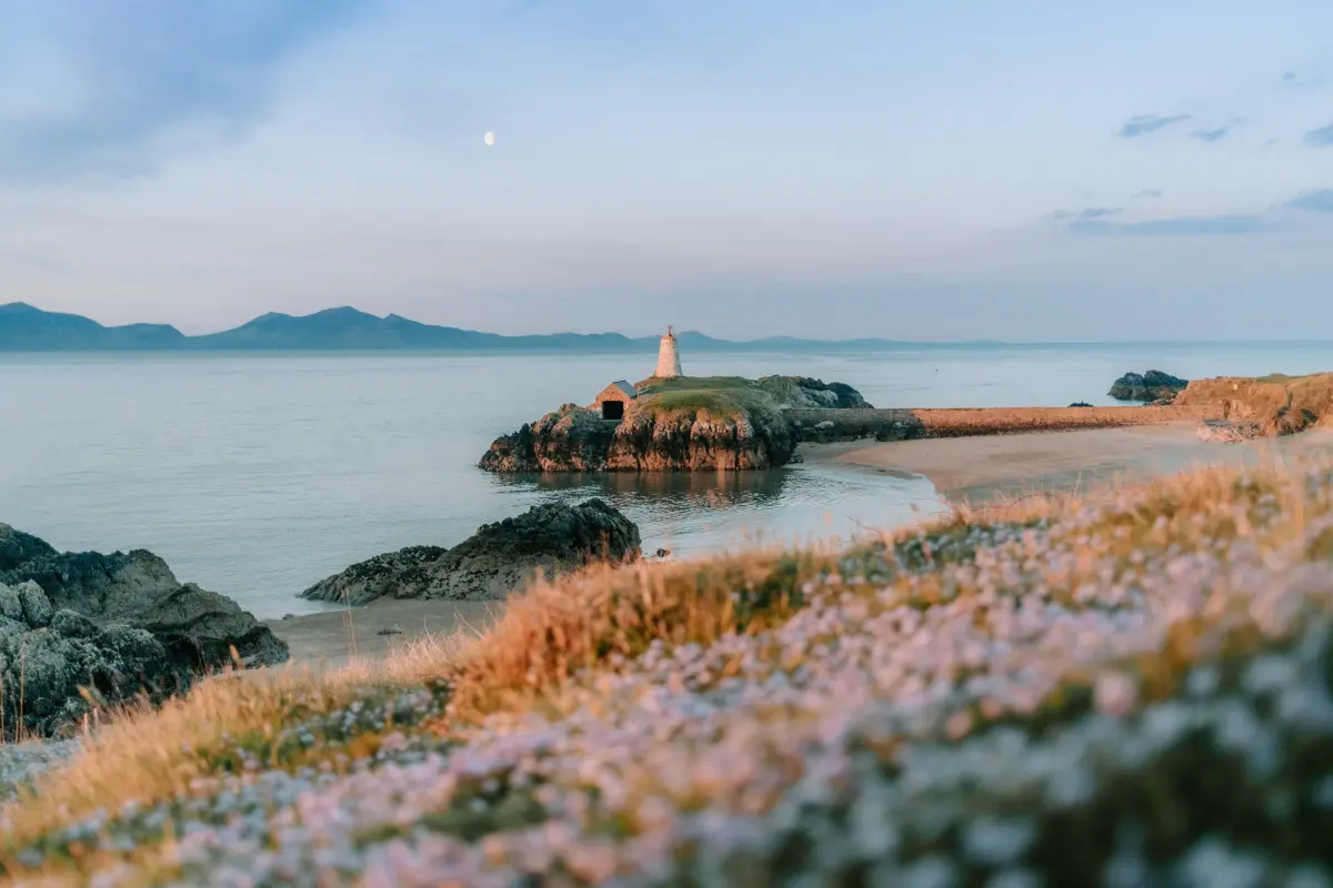 Fujifilm X100V vs Sony A7C for travel photography