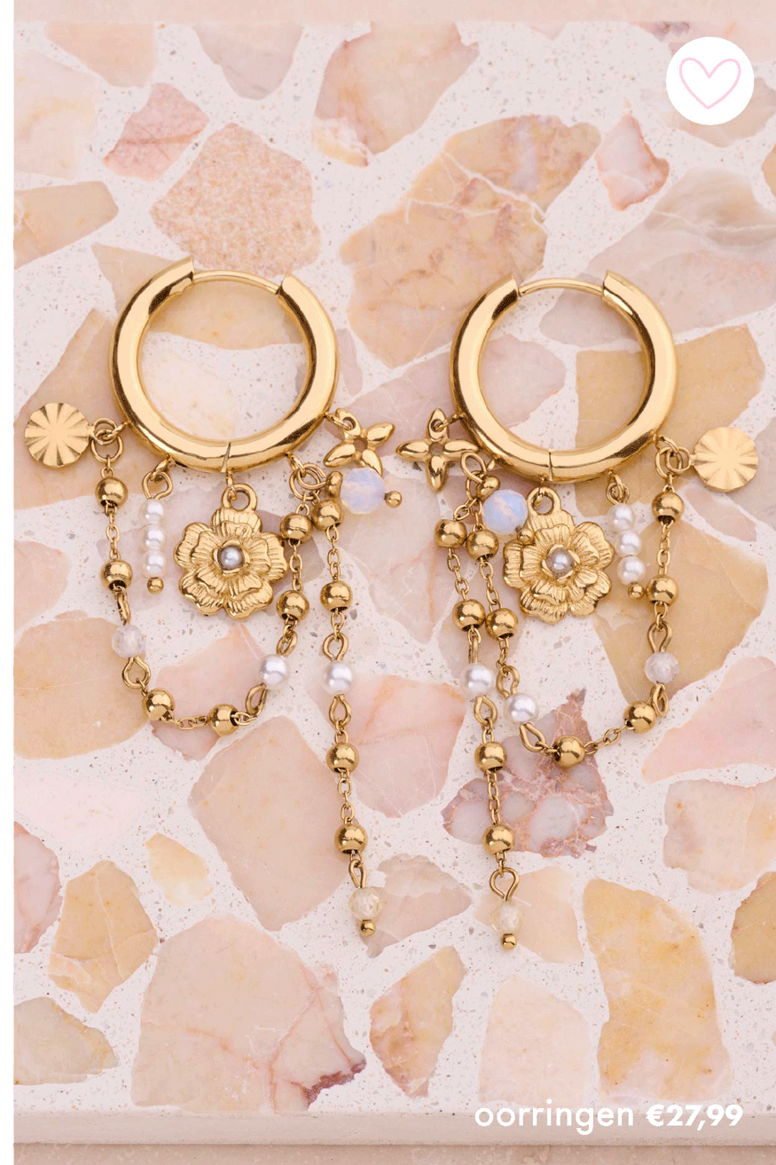 Oorringen met zoetwaterparels en bloemen