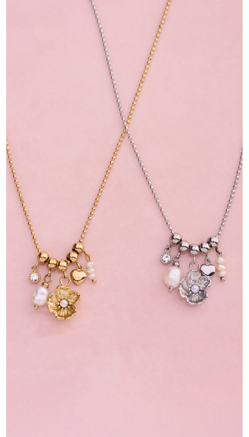 Kette mit Ranunkelblüte und Süßwasserperlen