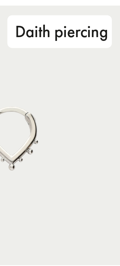 Ear game daith oor piercing met dots