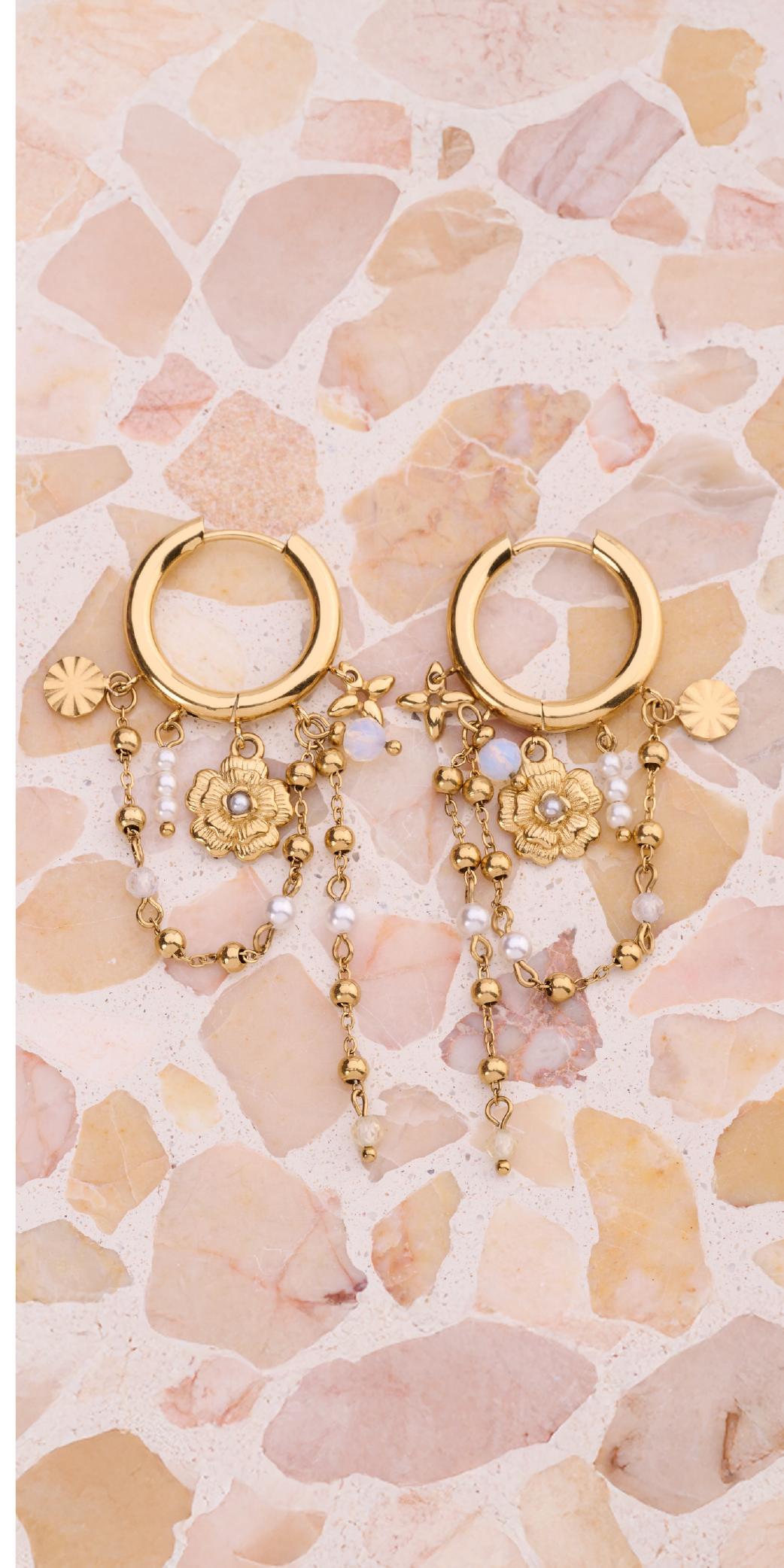 Creolen mit Süßwasserperlen und Blumen