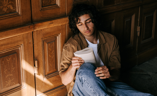 Illustration med texten Deckarveckor på blå bakgrund och en liten ikon av solglasögon i hörnet.