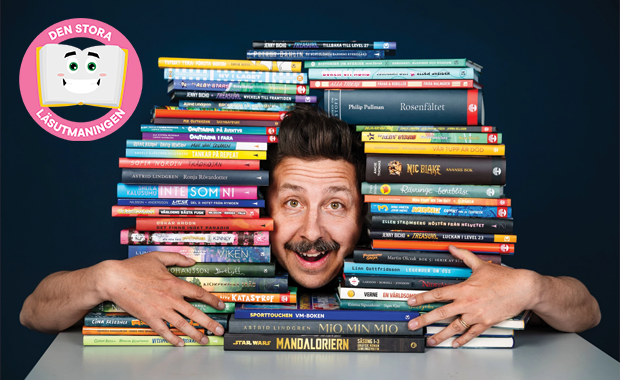 Ung man sitter och läser en pocketbok mot en träpanel. Stor röd skylt med texten 