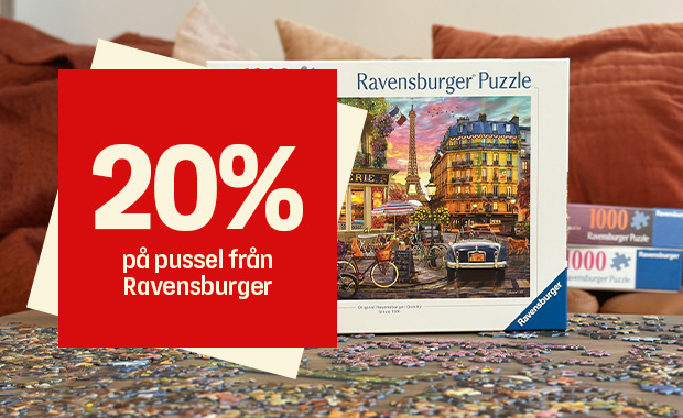 Bild med ett pussel på bordet och en Ravensburger-pussellåda med motiv av ett parisiskt gatucafé. En röd ruta med texten “20% på pussel från Ravensburger” ligger ovanpå bilden, och i bakgrunden syns en soffa samt fler pussellådor märka 1000 bitar.