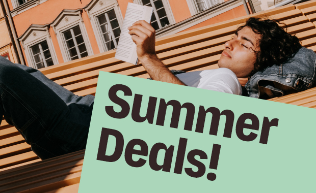 Bild med huvudbudskapet “Summer Deals!” i stor text. En person ligger på en träbänk utomhus och håller i ett papper, med en byggnad i bakgrunden.