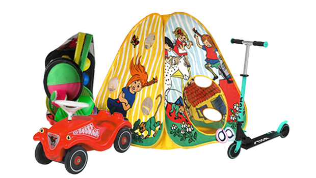 Bild med flera barnprodukter: en röd trampbil, ett lektält med Pippi Långstrump-motiv, en sparkcykel och ett set med strandracketar och boll. Huvudbudskapet är lek och aktivitet för barn, både inomhus och utomhus.