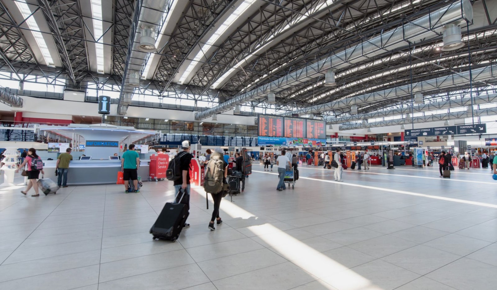 Letiště Praha odbavilo více cestujících, než předpokládalo