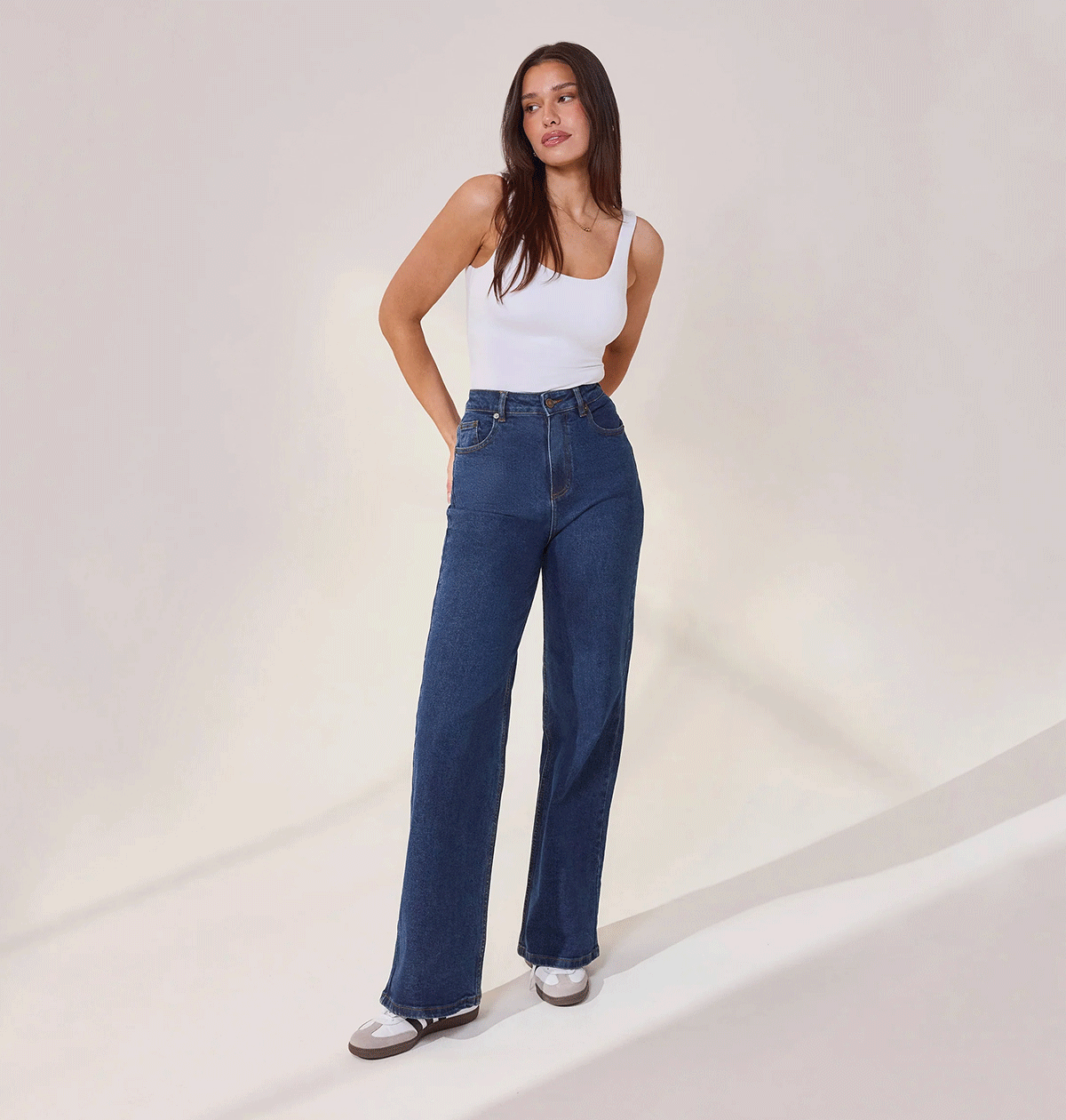 WHITE TANK WITH DARK BLUE JEANS
