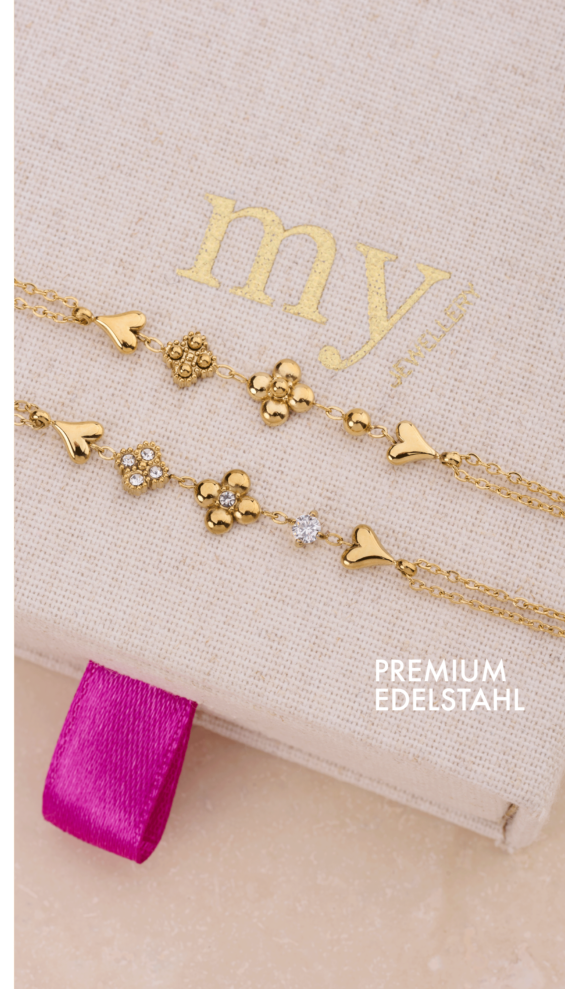 Doppeltes Armband mit fünf Anhängern und Strasssteinen