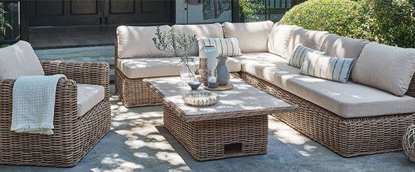 Natúr színű rattan kerti ülőgarnitúra egy teraszon