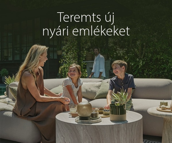 Egy család ül a teraszon és beszélget