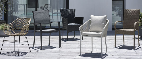 Különféle kerti székek egy teraszon