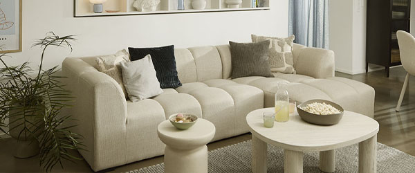 Bézs kanapé és bútorok egy nappaliban