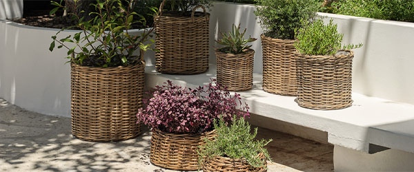 Fonott kerti kaspók növényekkel