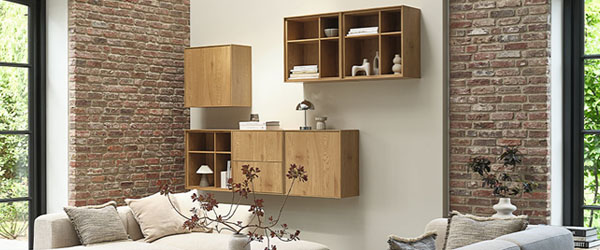 Falra szerelt polcos elemek egy nappaliban