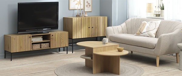 Nappali kanapéval, dohányzóasztallal és TV-állvánnyal