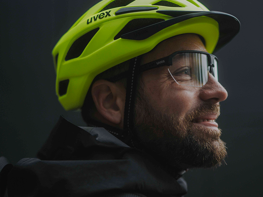 Person mit einem uvex Fahrradhelm sowie einer Radbrille