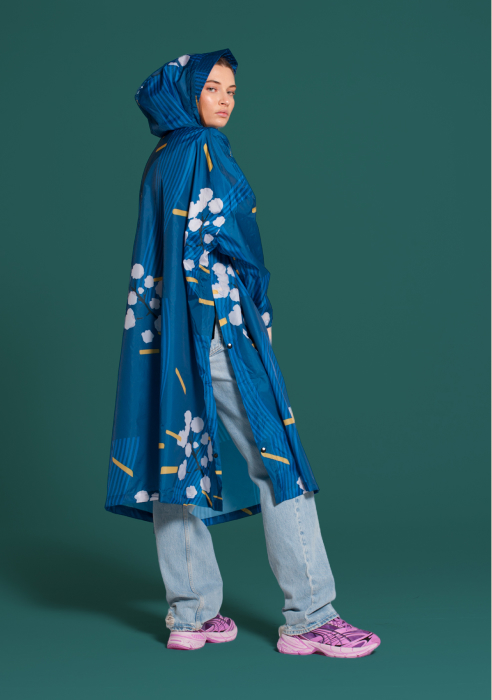 Waterdichte regenponcho in blauw met bloesemprint en capuchon, ontworpen voor bescherming tegen regen tijdens dagelijks gebruik en outdooractiviteiten.