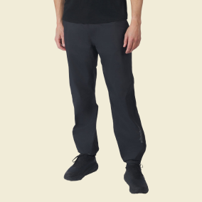 Donkerblauwe regenbroek met comfortabele pasvorm voor wandelen en dagelijks gebruik in regenachtig weer.