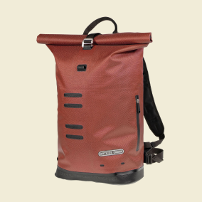 Waterdichte rugzak in roodoranje kleur met rolltop-sluiting voor woon-werkverkeer en outdooravonturen.