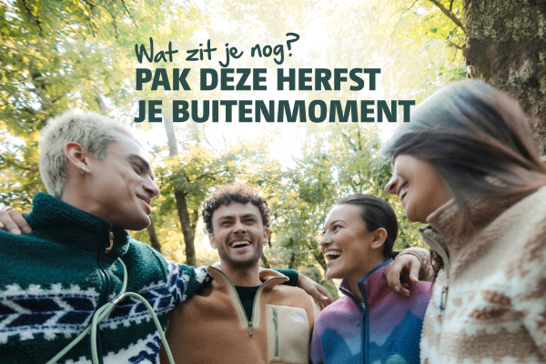 Afbeelding van een groep met 2 mannen en 2 vrouwen die allemaal fleecevesten aan hebben. Ze staan in het bos en er staat een titel in de afbeelding Wat zit je nog pak deze herfst je buitenmoment