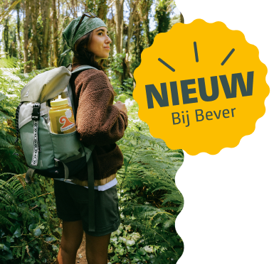 Vrouw in een bos met een fleecevest aan en rugzak om. In het beeld staat nieuw bij Bever