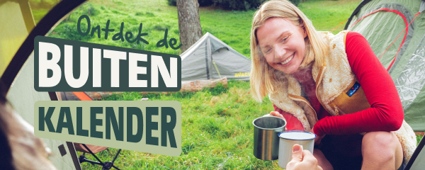 Vrouw aan het kamperen in een tent. Op de afbeelding staat Ontdek de buitenkalender.