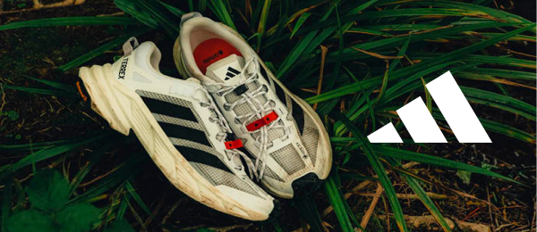 adidas freehiker lage wandelschoen zichtbaar op een groene gras achtergrond. 