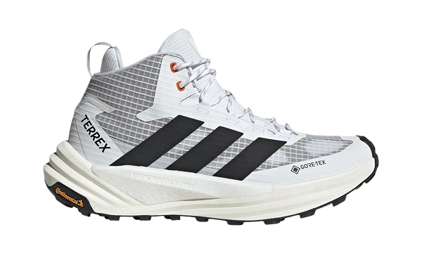 Adidas terrex freehiker hoog op een groenige achtergrond.