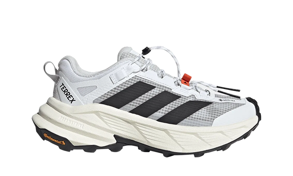 Adidas terrex freehiker schoen op een groenige achtergrond.