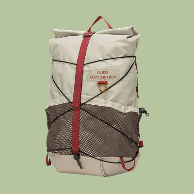 Lichte rugzak met rode details, mesh voorvak en rolltop-sluiting.