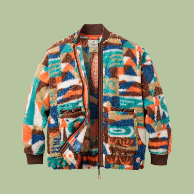 Kleurrijk fleece vest met opvallende print in blauw-, oranje- en bruintinten.