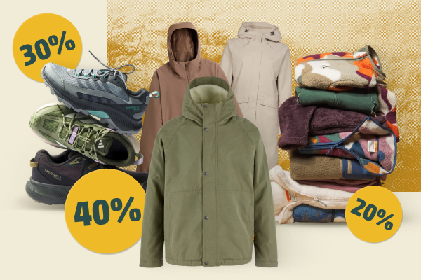 Overzicht van afgeprijsde outdoorproducten, waaronder wandelschoenen, jassen en fleeces, met kortingen van 20%, 30% en 40%.