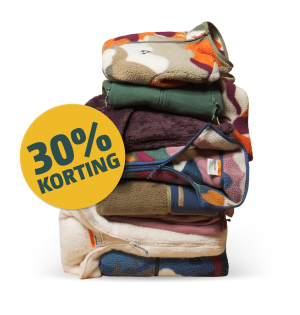Stapel kleurrijke Ayacucho-fleecetruien met badge ‘30% korting’.