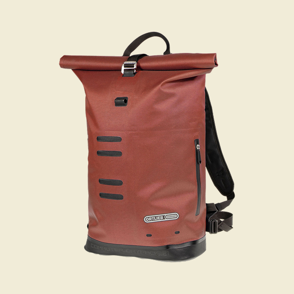 Waterdichte roestbruine rugzak met rolltop-sluiting voor woon-werkverkeer en outdooravonturen.  Geef uw feedback over BizChat